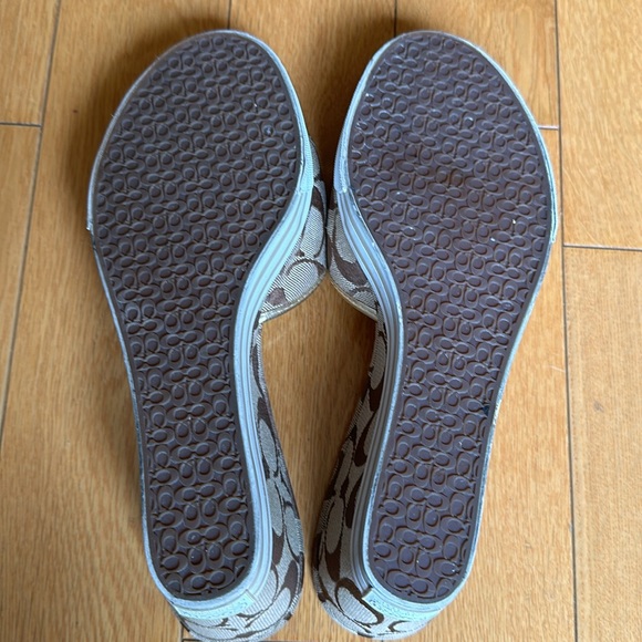 Coach signature wedged sandals. - Picture 6 of 8